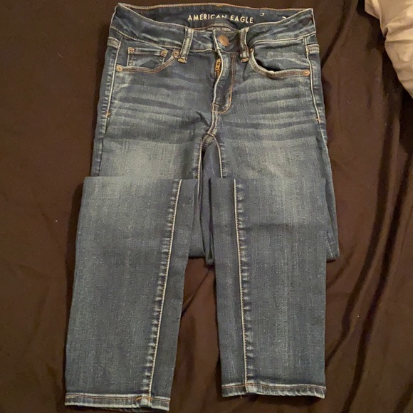 American Eagle dark wash jeans. Size 2 - Picture 1 of 3
